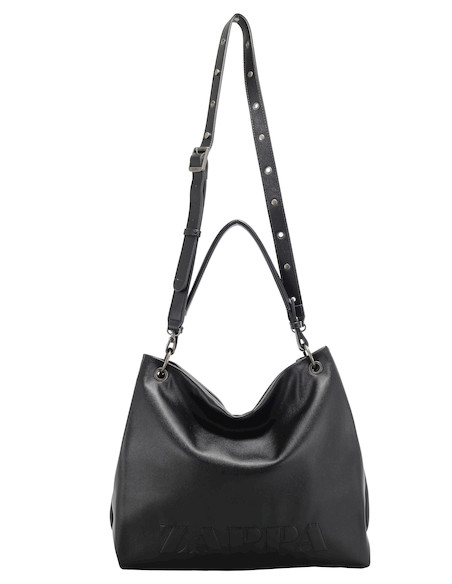 Estilo casual en una tote bag negra, con cierre metálico y tachas que añaden un toque moderno.