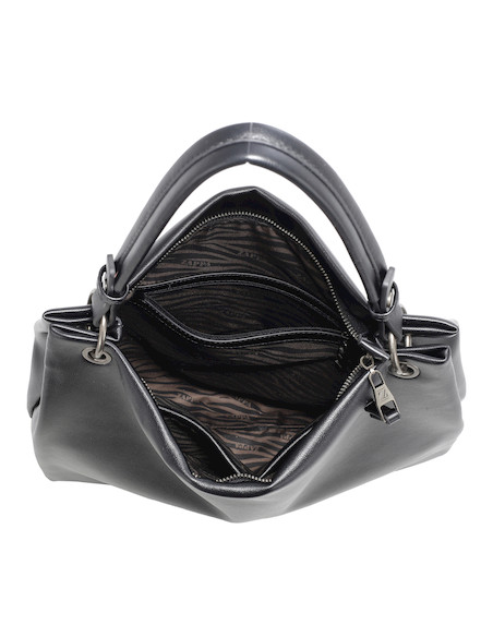 Tote bag negra con acabado suave y brillante, perfecta para actividades laborales.