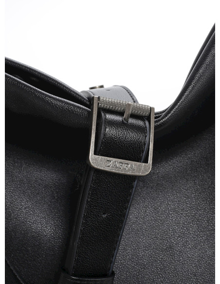 Una tote bag negra de PU con diseño casual, ideal para el uso diario de mujeres.