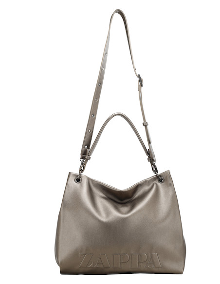 Cierre metálico de seguridad en tote bag de mujer en estilo contemporáneo.