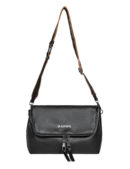 Textura sofisticada de la bandolera negra, perfecta para complementar atuendos casuales.