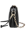 Vista lateral de la bandolera negra con detalles metálicos, perfecta para un look moderno.