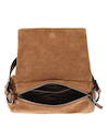 Bandolera camel de mujer en estilo casual, con textura suave y detalles metálicos.