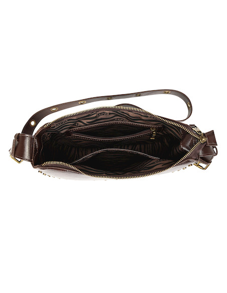 Bandolera Zappa color moro para mujer, estilo casual, con acabado brillante y ojetillos metálicos.