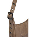 Vista lateral de la bandolera beige de mujer, mostrando su acabado mate suave y diseño funcional.