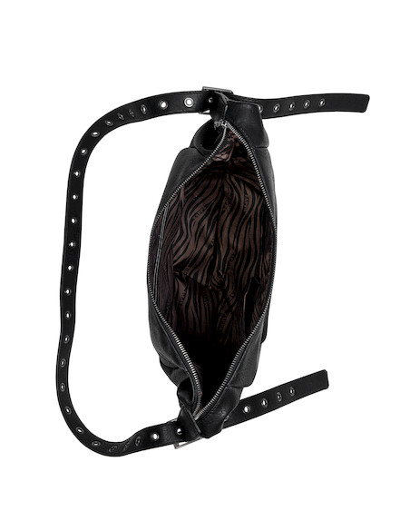 Bandolera negra de mujer en estilo casual, confeccionada en PU con detalles de ojetillos y hebilla metálica.
