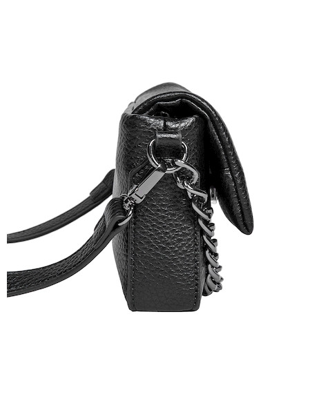 Estilo moderno en bandolera negra de mujer, con detalles metálicos y correa ajustable.