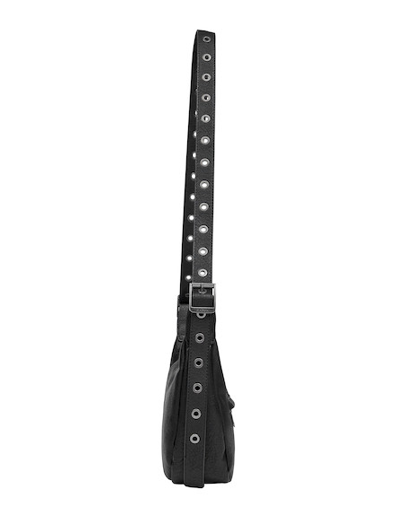 Detalles de ojetillos decorativos en bandolera negra Zappa, un toque de personalidad para tu estilo.