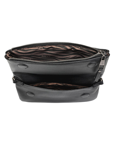 Bandolera negra Zappa para mujer, estilo casual, con detalles metálicos y tachas en un diseño moderno.