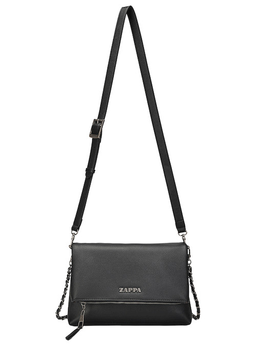 Perspectiva del diseño elegante de la bandolera Zappa en negro, un accesorio que destaca por su actitud desafiante.
