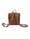 Mochila Zappa en camel, confeccionada en PU texturizado, diseñada para mujeres que buscan funcionalidad y estilo.