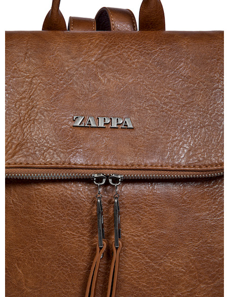 Mocha Zappa en color camel, mochila casual de PU con textura para mujer, ideal para uso diario.