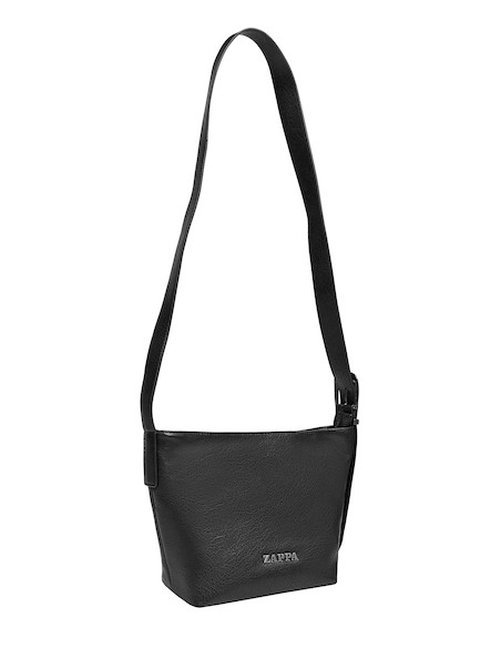 Bandolera negra Zappa en un entorno urbano, perfecta para actividades diarias y modernas.