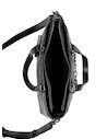 Bandolera negra casual para mujer, diseño acolchado con textura brillante y cierre metálico.