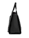 Vista lateral de la tote bag negra con estructura rígida, diseñada para combinar funcionalidad y estilo.