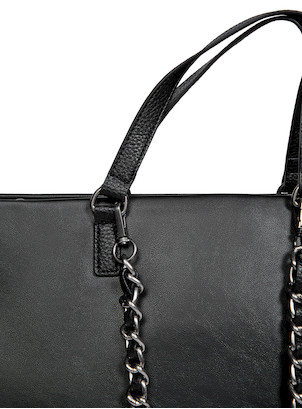 Una tote bag negra de cuero sintético, estilo casual, ideal para uso urbano y diario.