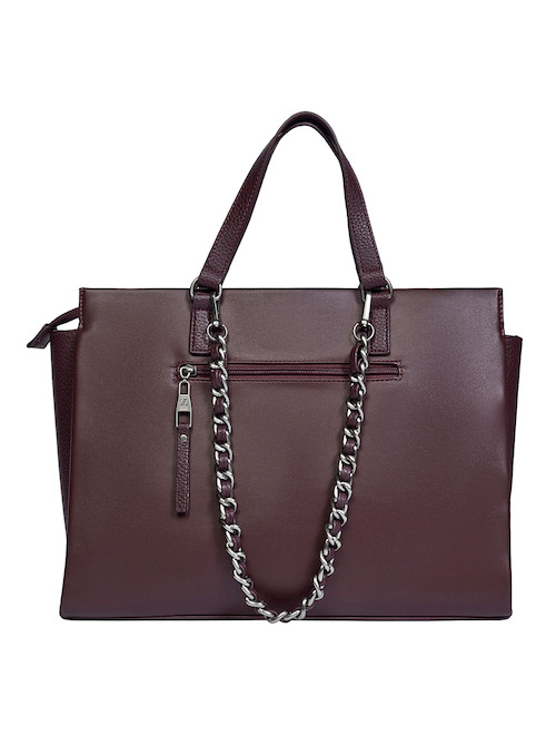 Una tote bag burdeos de mujer con textura suave y detalles metálicos plateados.