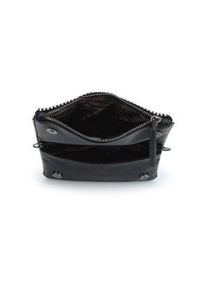 Bandolera negra de mujer con acabado que imita piel de cocodrilo, ideal para un look urbano.