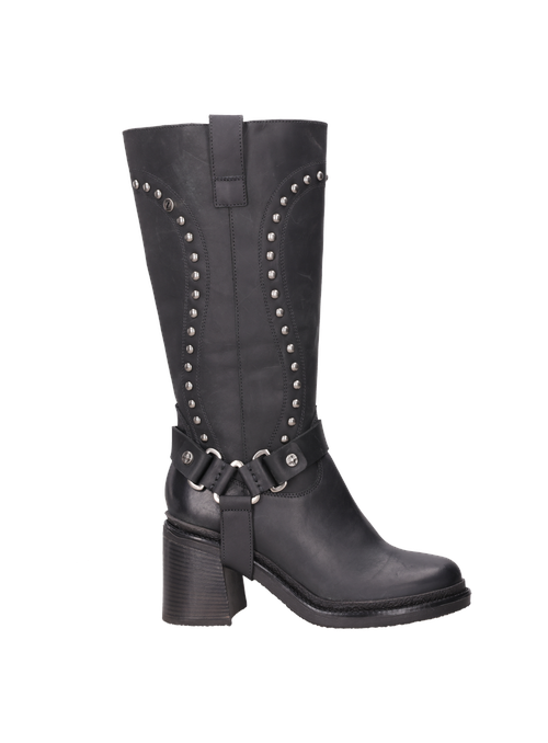 Bota negra con detalles metálicos, perfecta para combinar con jeans ajustados.
