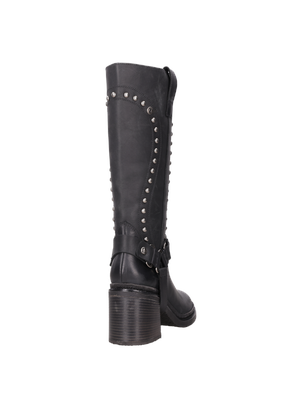 Bota robusta de cuero negro, ideal para un look moderno y audaz.