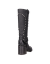 Bota robusta de cuero negro, ideal para un look moderno y audaz.