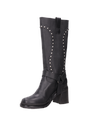 Bota negra de cuero para mujer con tachas metálicas en diseño urbano.