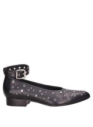 Zapato negro con silueta estilizada y punta afinada, ideal para un look femenino y atrevido.