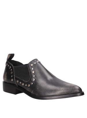 Zapato con paneles elásticos que aseguran un ajuste perfecto y resistente.