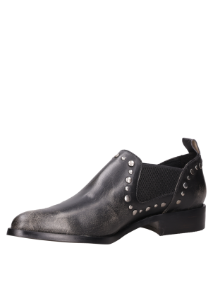 Modelo slip-on cómodo, diseñado para la mujer moderna y audaz.