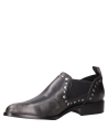 Modelo slip-on cómodo, diseñado para la mujer moderna y audaz.