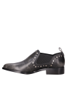 Zapato de cuero con tachas sutiles en los bordes, ideal para looks urbanos.