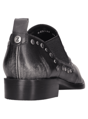 Zapato vaquero multicolor para mujer, con acabado brillante y detalles metálicos únicos.