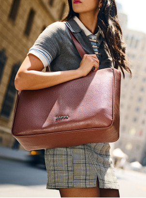 Tote bag camel, perfecto para organizar pertenencias, estilo casual para mujeres.