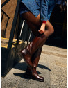 Bota alta de cuero marrón para mujer, estilo casual, ideal para actividades urbanas.