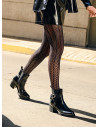 Botín de cuero negro para mujer con diseño urbano y punta puntiaguda, ideal para looks sofisticados.
