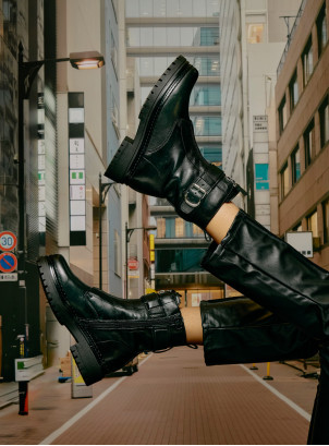 Botín negro de cuero para mujer, estilo urbano, ideal para looks contemporáneos.