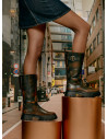 Bota urbana de cuero en color moro con taco bloque de 4 cm, ideal para looks modernos.