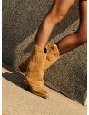 Bota vaquera de cuero camel con taco bloque de 7 cm, ideal para un look audaz.