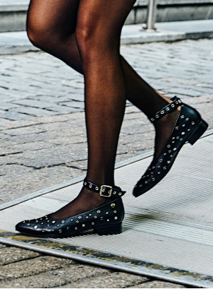 Zapato negro de mujer, estilo urbano, confeccionado en suave cuero con tachas metálicas para un toque rock-chic.