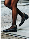 Zapato negro de mujer, estilo urbano, confeccionado en suave cuero con tachas metálicas para un toque rock-chic.