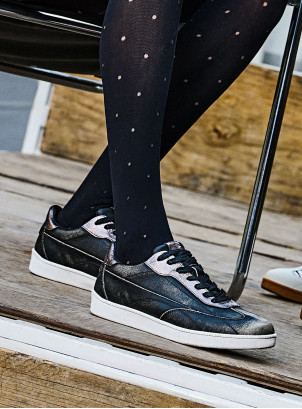 Zapatilla gris de cuero para mujer, estilo urbano con acabado metalizado en la lengüeta.