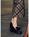 Zapatos de mujer tipo mocasín en cuero burdeos, diseño casual con taco bloque de 8.5 cm y punta cuadrada.