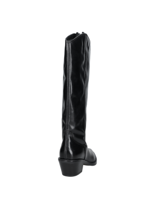 Detalles del cuero italiano en las botas altas negras para mujer, resaltando su diseño vanguardista.