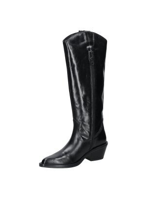 Botas de mujer en cuero negro, perfectas para un look urbano, combinadas con jeans skinny.