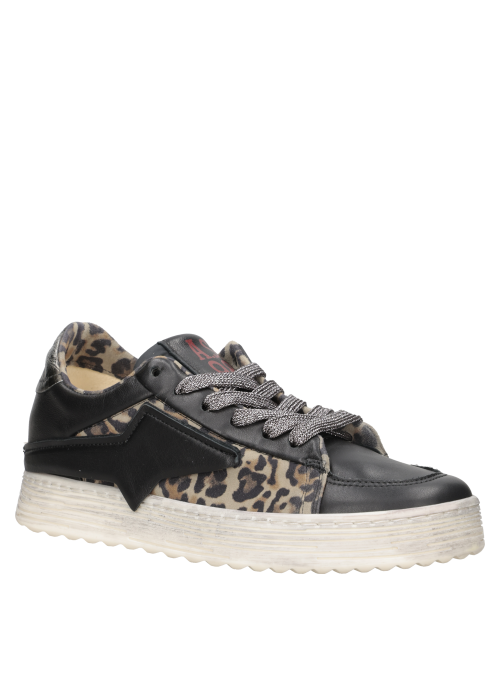 Zapatilla con cordones anchos en gris oscuro, equilibrando lujo e informalidad.