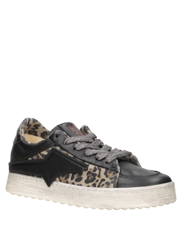Zapatilla con cordones anchos en gris oscuro, equilibrando lujo e informalidad.