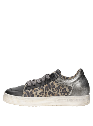 "Zapatilla negra con acabado ""distressed"" que aporta carácter y estilo. "