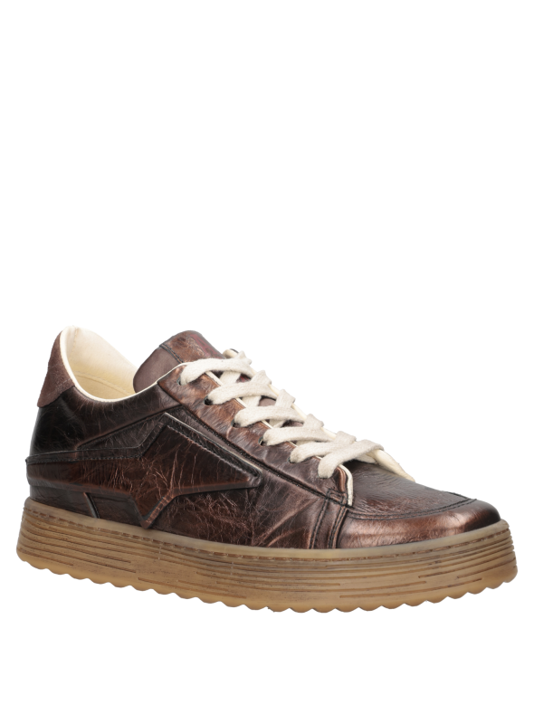Zapatilla de mujer en color bronce, combinando cordones de algodón crema para un look moderno.