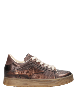 Zapatilla de cuero café con estrella lateral en relieve, destacando un toque distintivo y sofisticado.