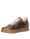 Zapatilla de mujer con suela de goma caramelo, perfecta para ocasiones casuales y audaces.